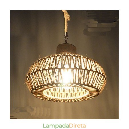Lustre criativo vintage feito à mão com obras de arte. Lustre criativo vintage feito à mão com obras de arte.