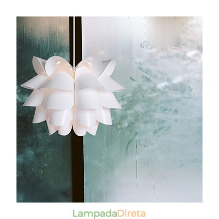 Luminária pendente contemporânea e contratada The Nordic Idea White Lotus Luminária pendente contemporânea e contratada The Nordic Idea White Lotus