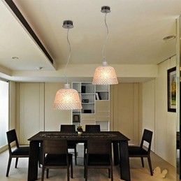 O lustre com pingente de escultura em vidro de arte decorativa