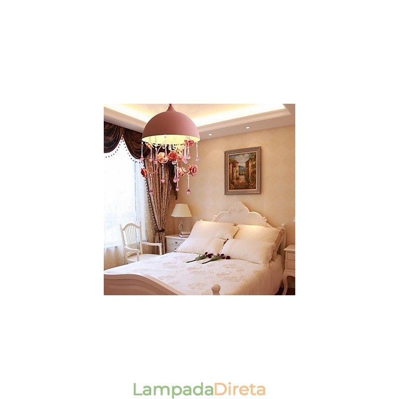 Um pequeno lustre de jardim de rosas rosa, luminária de ferro, princesa