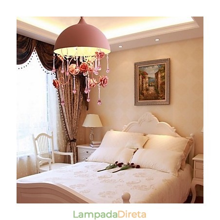 Um pequeno lustre de jardim de rosas rosa, luminária de ferro, princesa Um pequeno lustre de jardim de rosas rosa, luminária de ferro, princesa