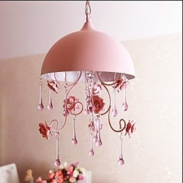 Um pequeno lustre de jardim de rosas rosa, luminária de ferro, princesa