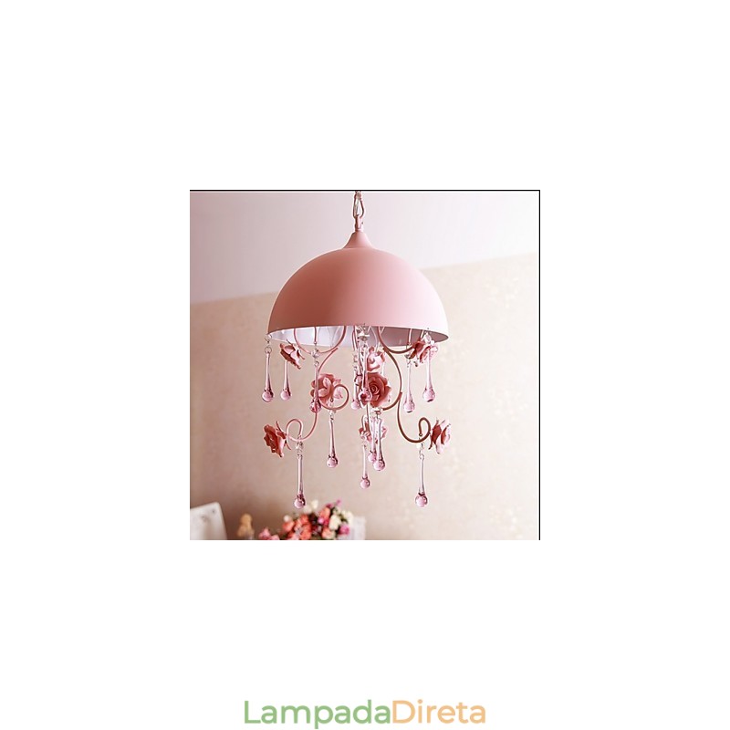 Um pequeno lustre de jardim de rosas rosa, luminária de ferro, princesa