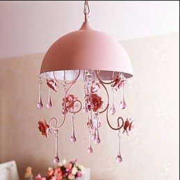 Um pequeno lustre de jardim de rosas rosa, luminária de ferro, princesa