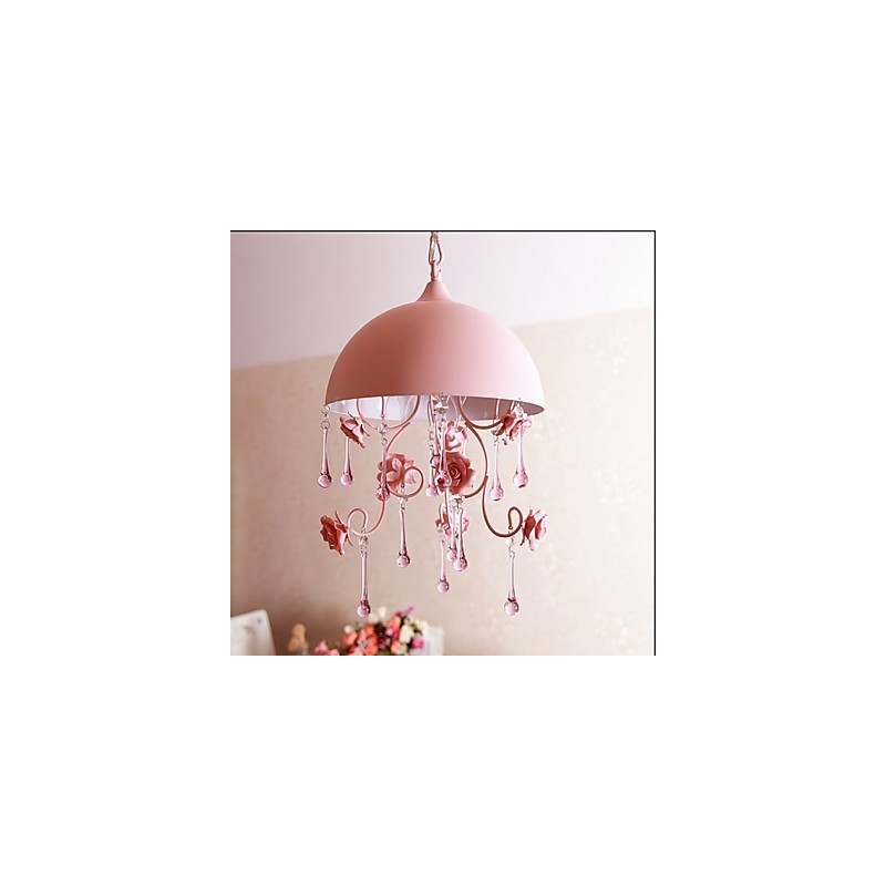 Um pequeno lustre de jardim de rosas rosa, luminária de ferro, princesa