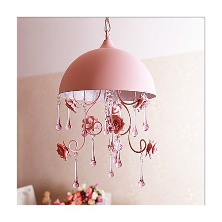Um pequeno lustre de jardim de rosas rosa, luminária de ferro, princesa Um pequeno lustre de jardim de rosas rosa, luminária de ferro, princesa