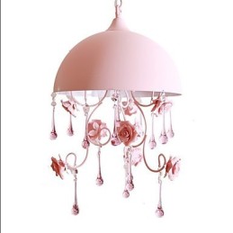 Um pequeno lustre de jardim de rosas rosa, luminária de ferro, princesa