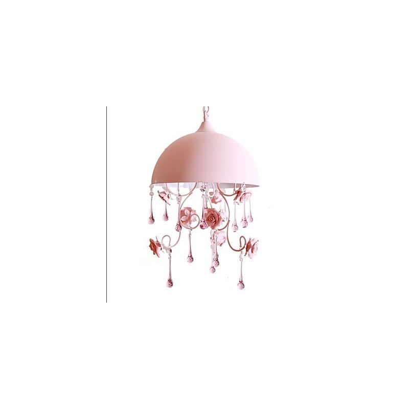 Um pequeno lustre de jardim de rosas rosa, luminária de ferro, princesa