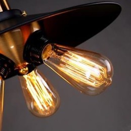 Lanterna suspensa triangular com cabeça de cobre