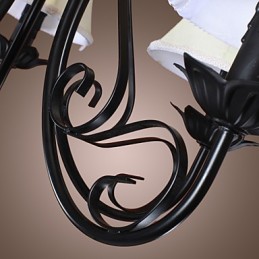 Lustre de latão clássico tradicional antigo