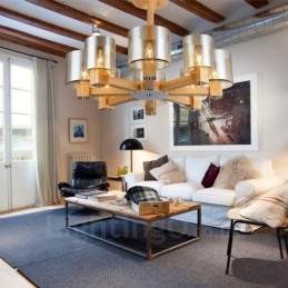 Lustre moderno contemporâneo de madeira clara estilo nórdico com cúpula de vidro