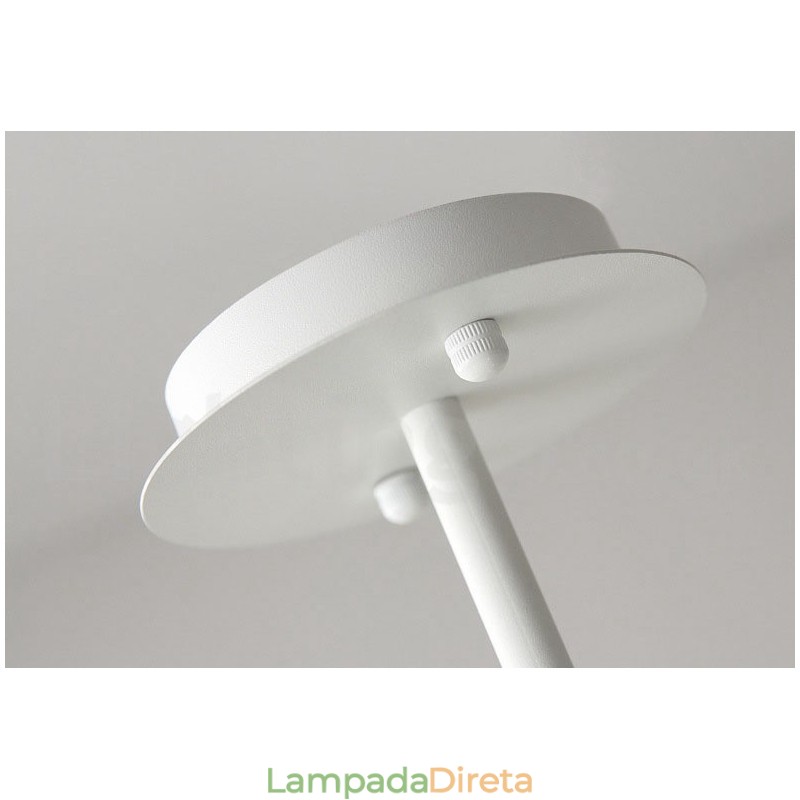 Lustre moderno e contemporâneo com cúpulas de acrílico branco e preto