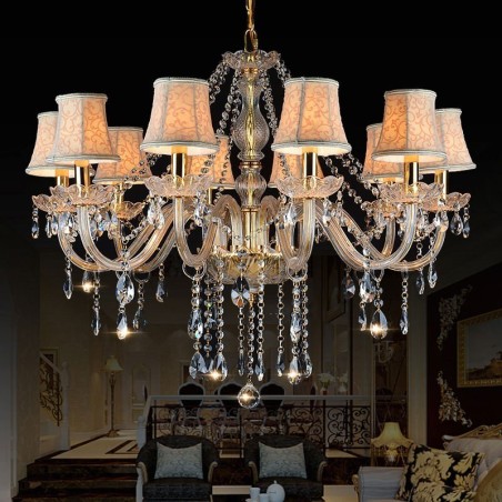 Lustre grande de cristal K9 com velas douradas e abajures Lustre grande de cristal K9 com velas douradas e abajures