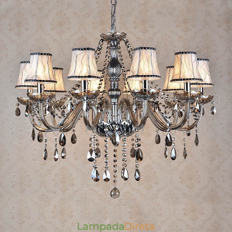 Lustre grande de cristal K9 com velas de cor cinza e abajures