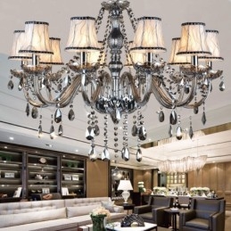 Lustre grande de cristal K9 com velas de cor cinza e abajures