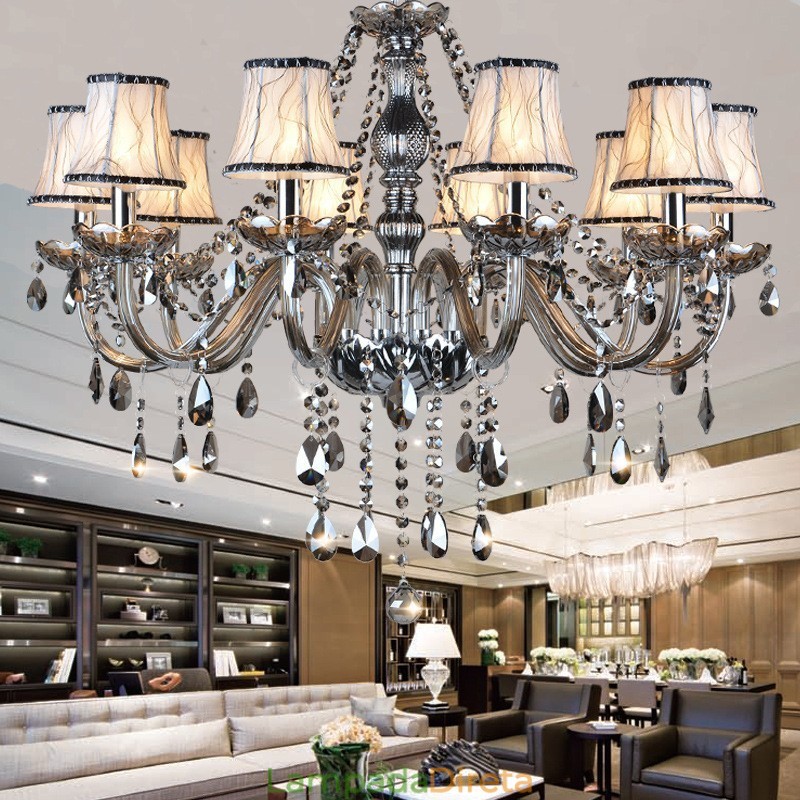 Lustre grande de cristal K9 com velas de cor cinza e abajures