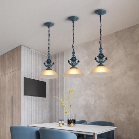Uma luz pendente antiga, rústica, artística, retrô, azul claro, com cúpula de vidro Uma luz pendente antiga, rústica, artística, retrô, azul claro, com cúpula de vidro