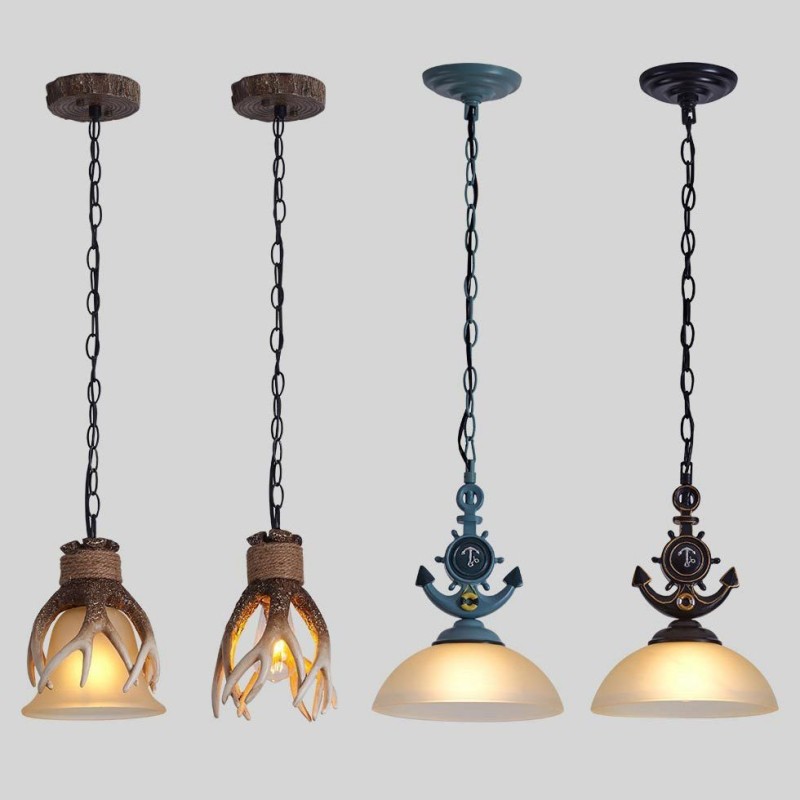 Uma luz pendente antiga, rústica, artística, retrô, azul claro, com cúpula de vidro