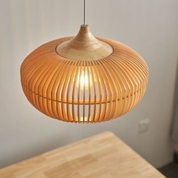 Lustre pendente com moldura de madeira em formato de abóbora