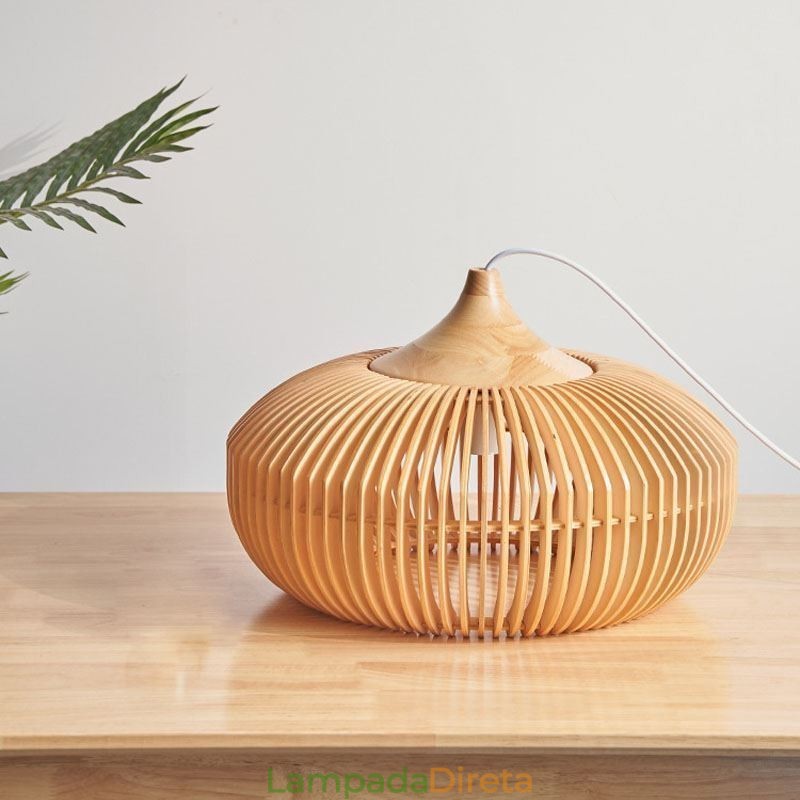 Lustre pendente com moldura de madeira em formato de abóbora