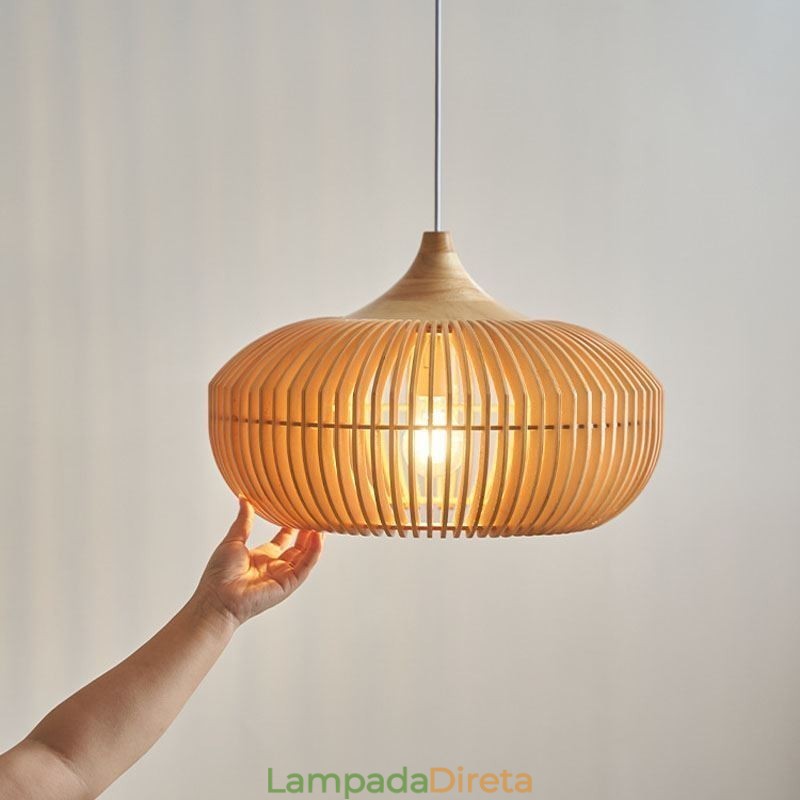 Lustre pendente com moldura de madeira em formato de abóbora