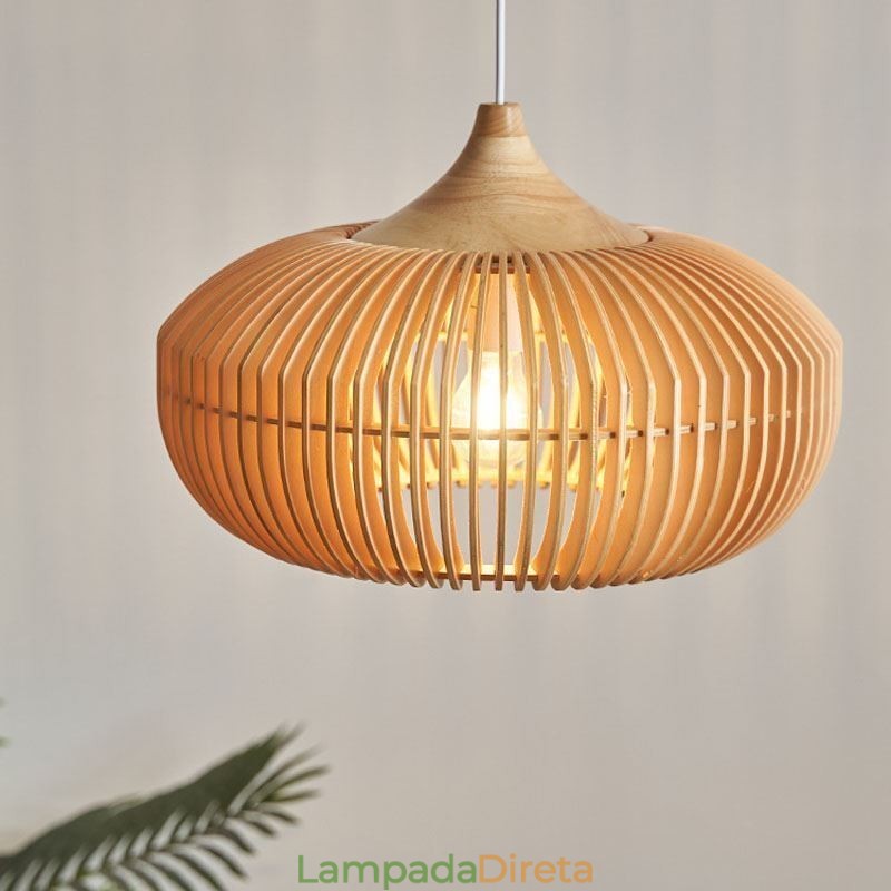 Lustre pendente com moldura de madeira em formato de abóbora