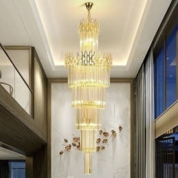 Escadas modernas e espetaculares de luz pendente de teto alto