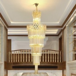 Escadas modernas e espetaculares de luz pendente de teto alto