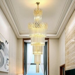 Escadas modernas e espetaculares de luz pendente de teto alto