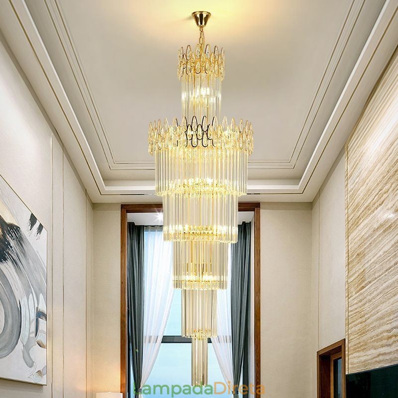 Escadas modernas e espetaculares de luz pendente de teto alto