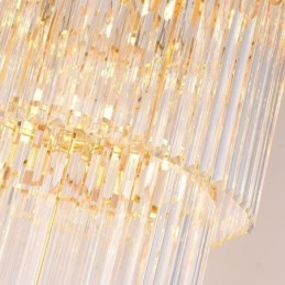 Escadas modernas e espetaculares de luz pendente de teto alto