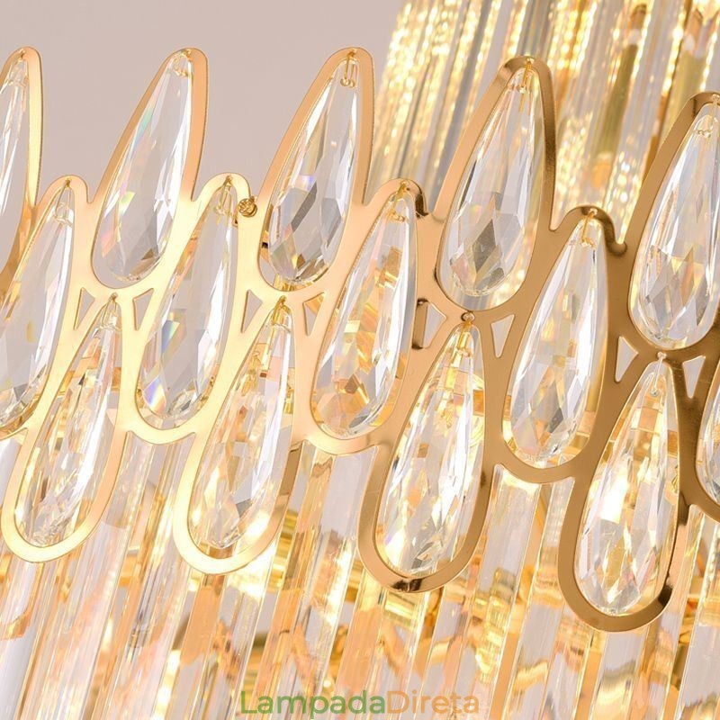 Escadas modernas e espetaculares de luz pendente de teto alto