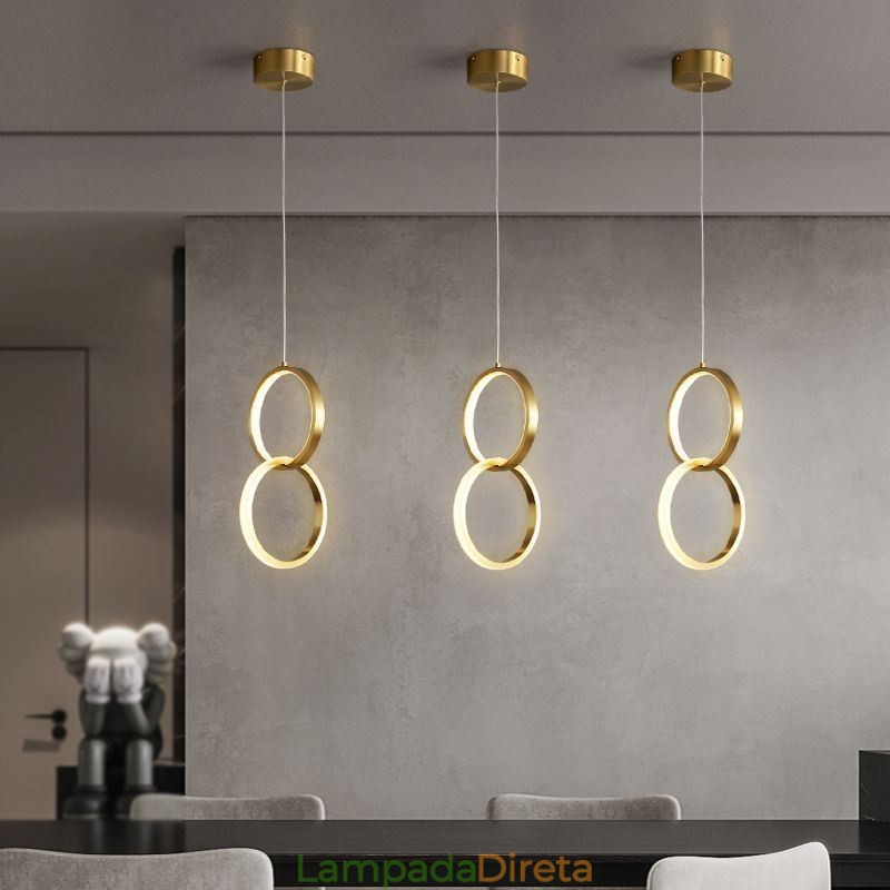 Luminária pendente de latão com anéis decorativos
