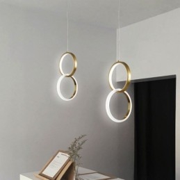 Luminária pendente de latão com anéis decorativos