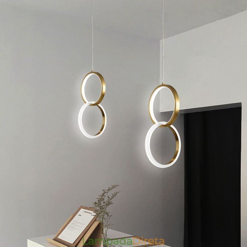 Luminária pendente de latão com anéis decorativos