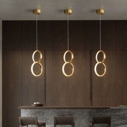 Luminária pendente de latão com anéis decorativos