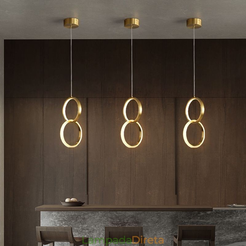 Luminária pendente de latão com anéis decorativos