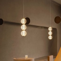 Luminária pendente de acrílico com contas decorativas