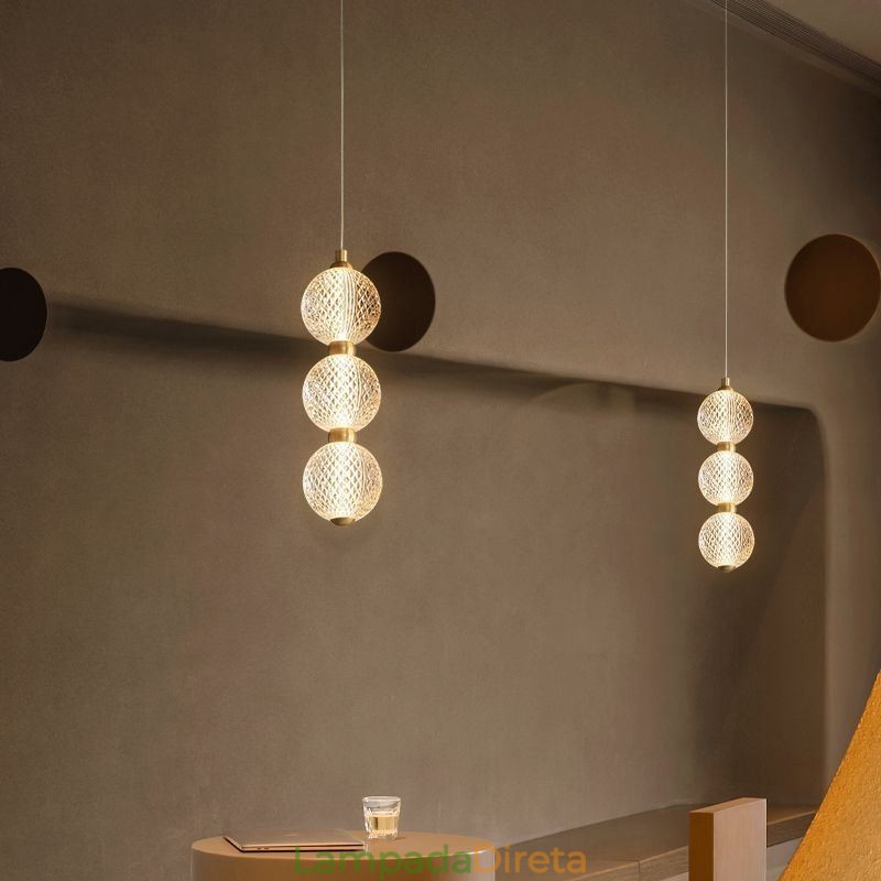 Luminária pendente de acrílico com contas decorativas