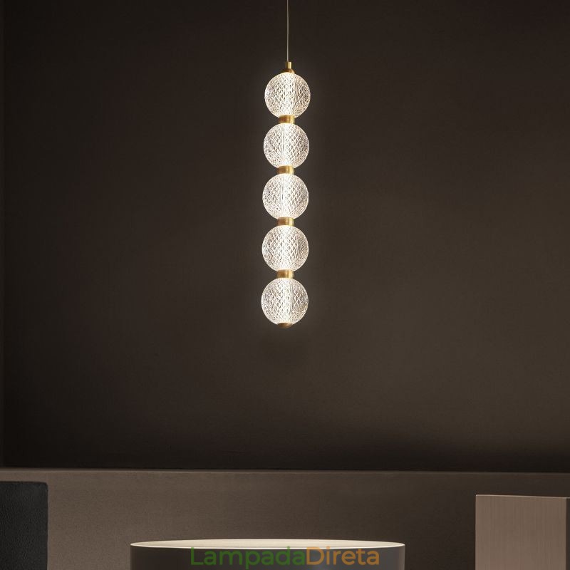 Luminária pendente de acrílico com contas decorativas