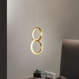 Luminária pendente de latão com anéis decorativos