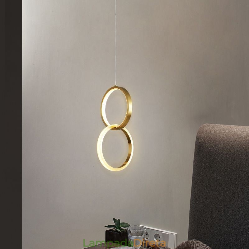 Luminária pendente de latão com anéis decorativos