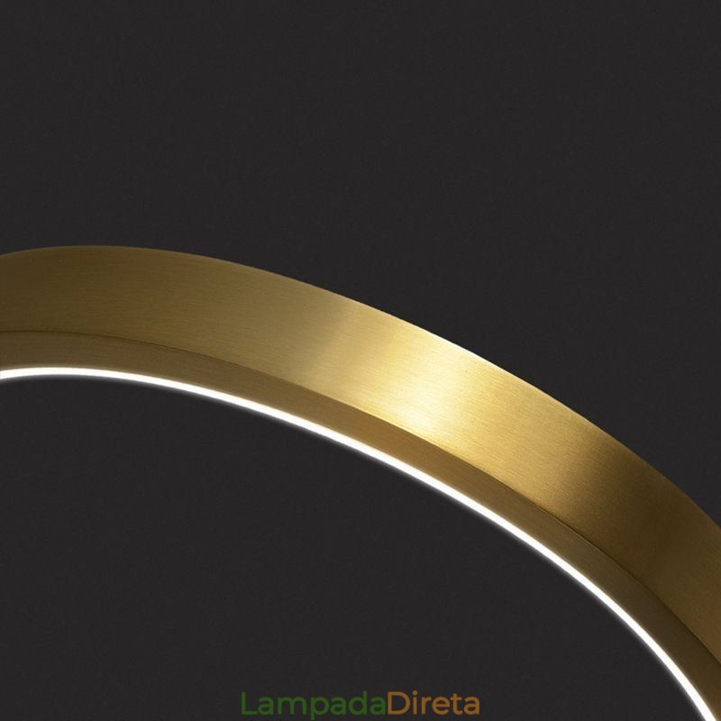 Luminária pendente de latão com anéis decorativos