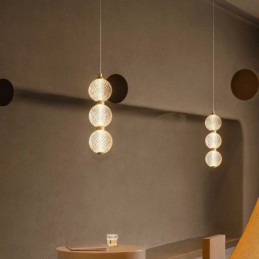 Luminária pendente de acrílico com contas decorativas