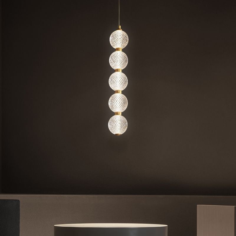 Luminária pendente de acrílico com contas decorativas