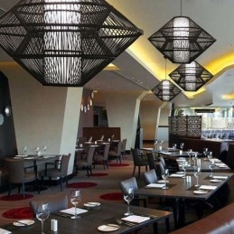 Luminária pendente de bambu com design de giroscópio