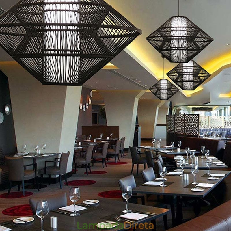 Luminária pendente de bambu com design de giroscópio