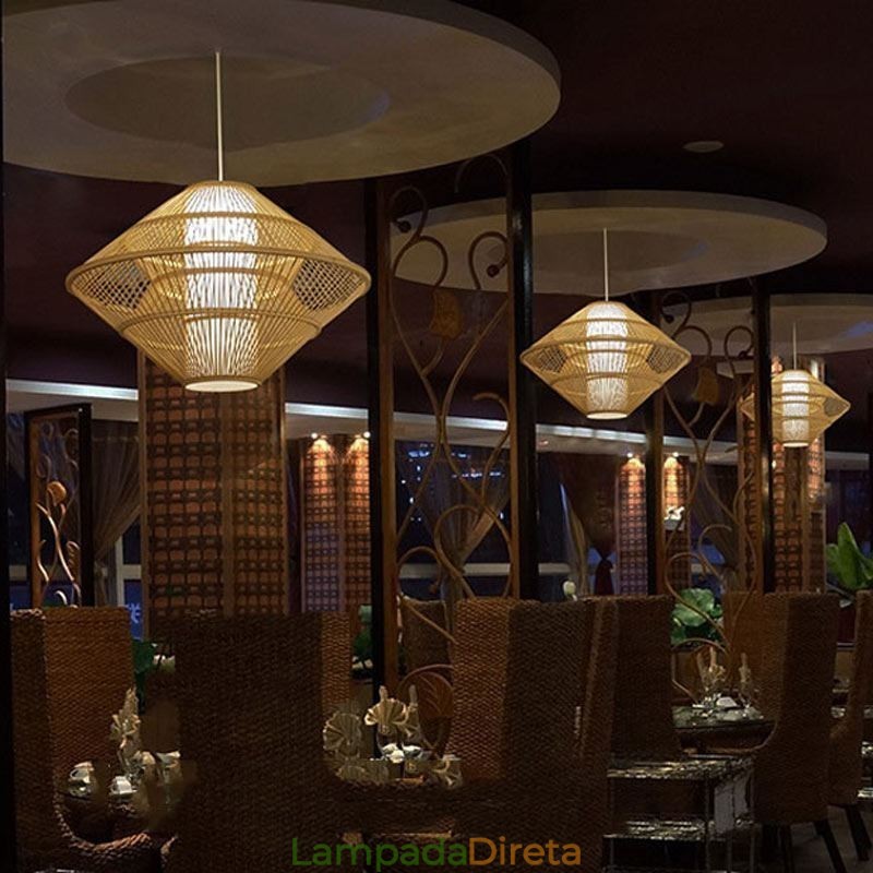 Luminária pendente de bambu com design de giroscópio