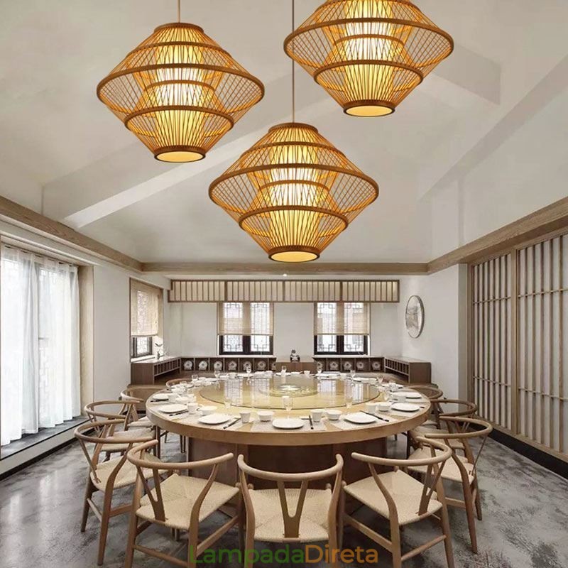 Luminária pendente de bambu com design de giroscópio