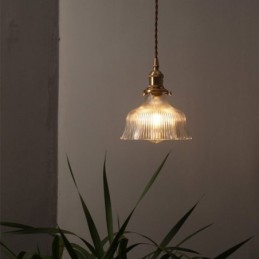 Luminária pendente grande de vidro transparente com nervuras e suporte de latão com interruptor giratório